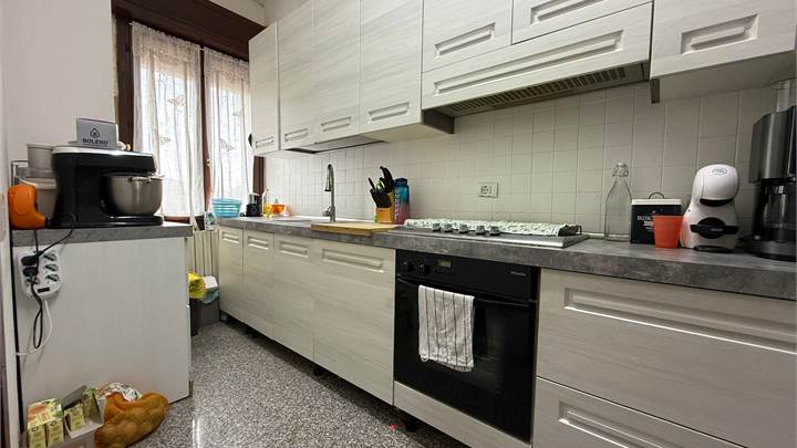 APPARTAMENTO DI GRANDI DIMENSIONI IN BIFAMILIARE